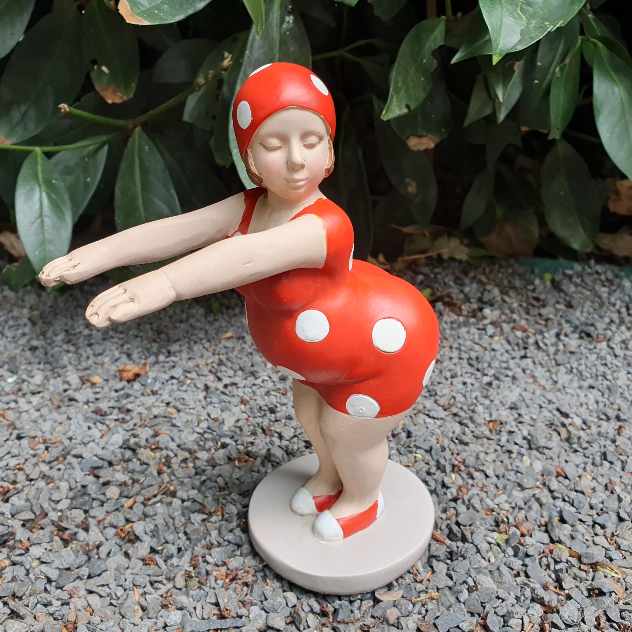 Badenixe Gartenfigur rot gepunktet in der Hocke 17 cm