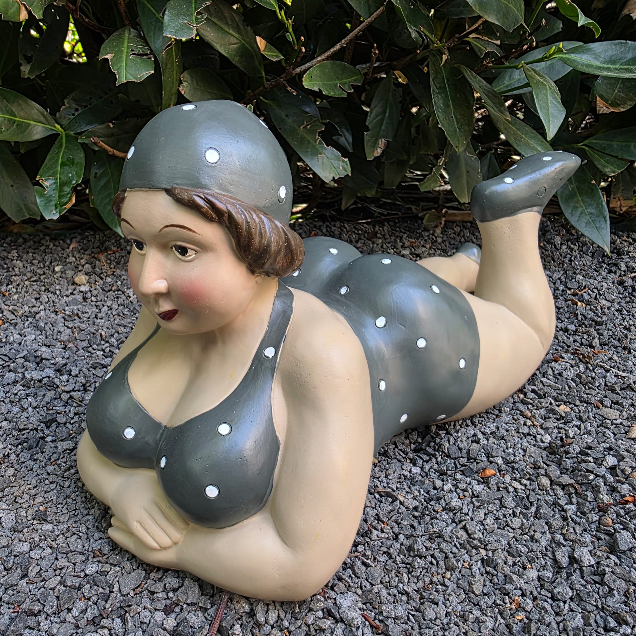 Gartenfigur liegende Badenixe Figur 39 cm grau