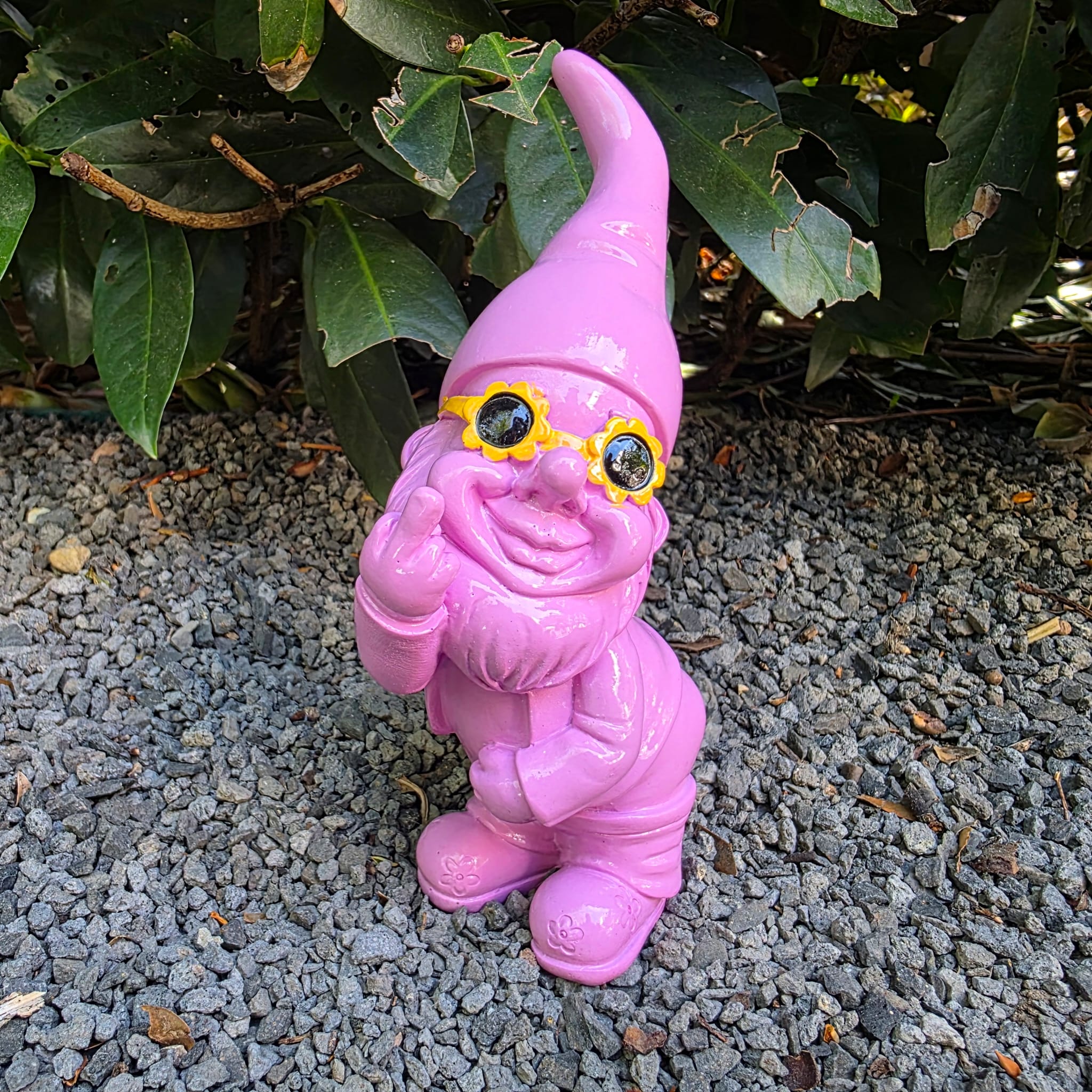 Gartenzwerg mit Stinkefinger und Sonnenbrille 18 cm rosa