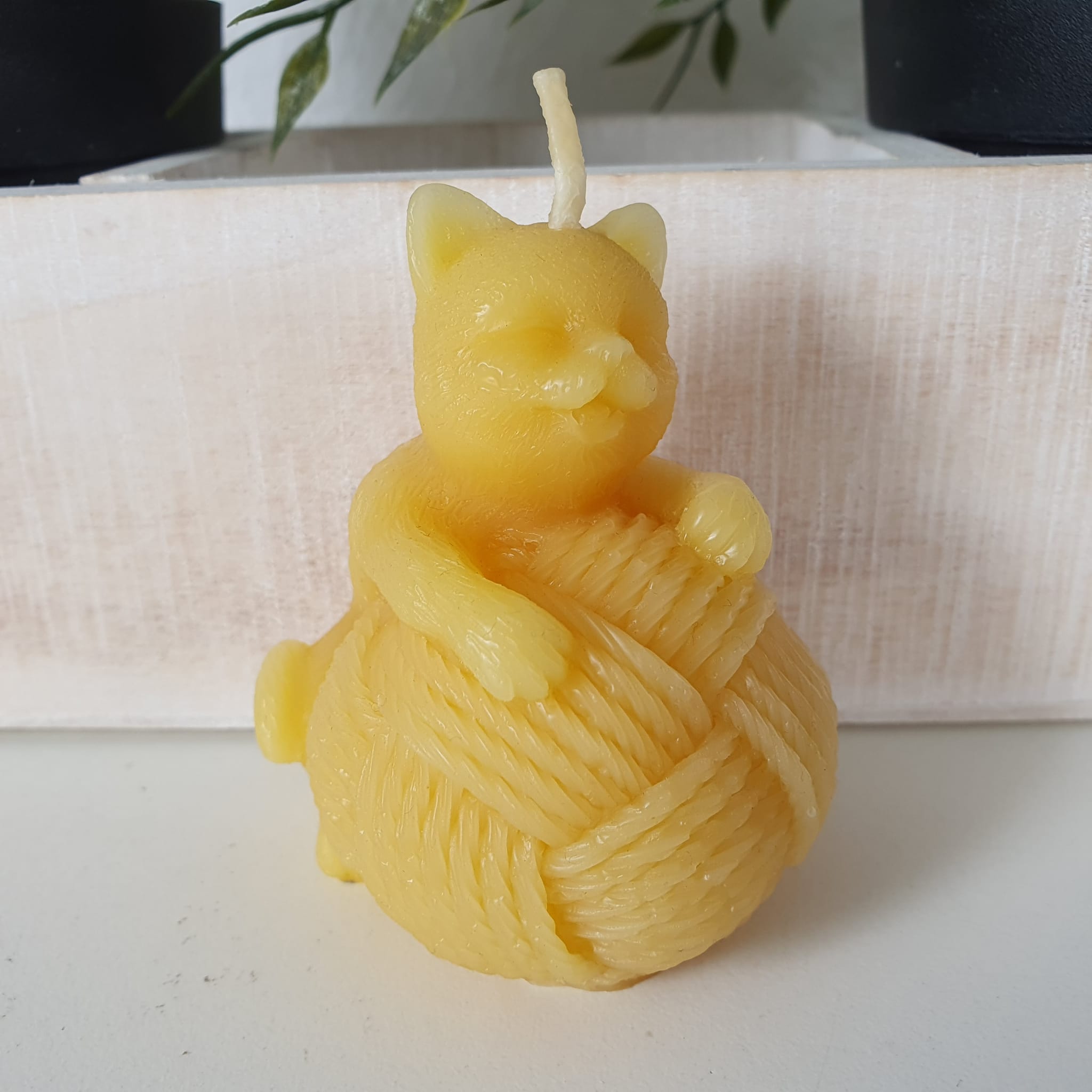 Bienenwachskerze Katzen Kerze mit Wollknäuel 7 cm