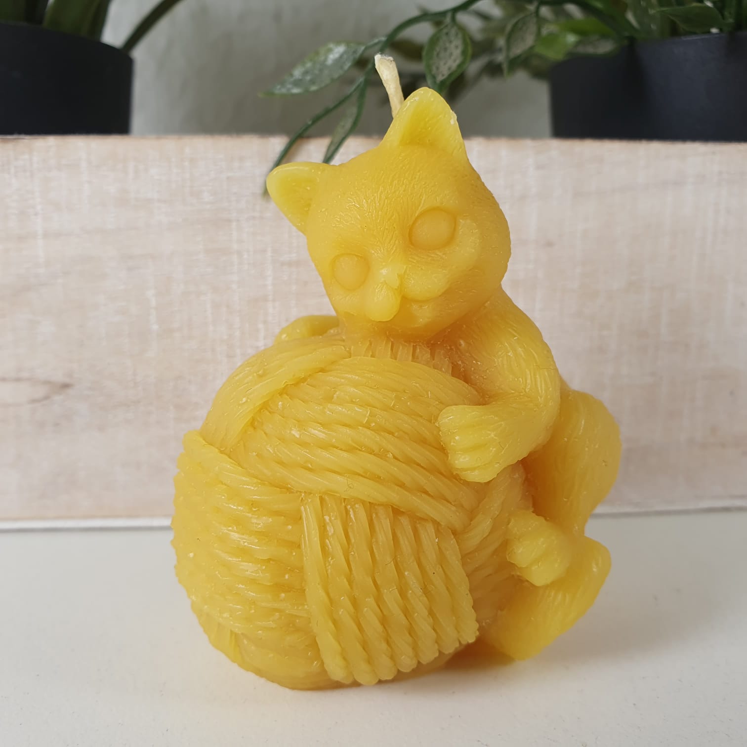 Bienenwachskerze Katzen Kerze auf Wollknäuel 7 cm