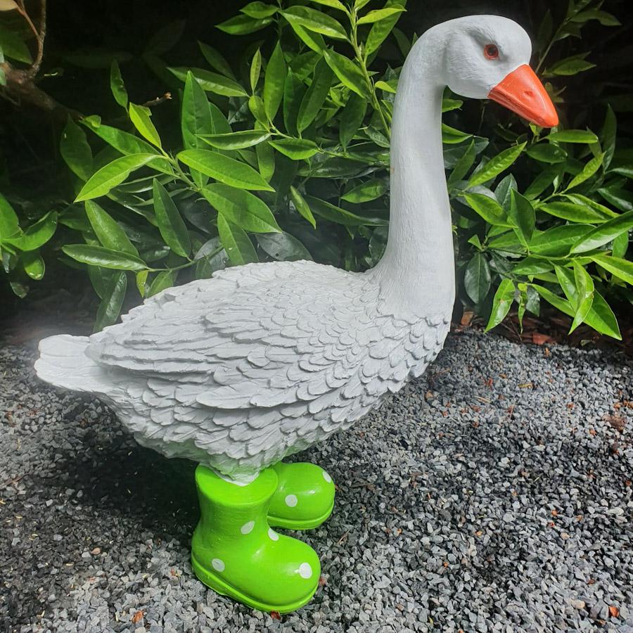 Gartenfigur Gans Figur mit grünen Stiefel 45 cm