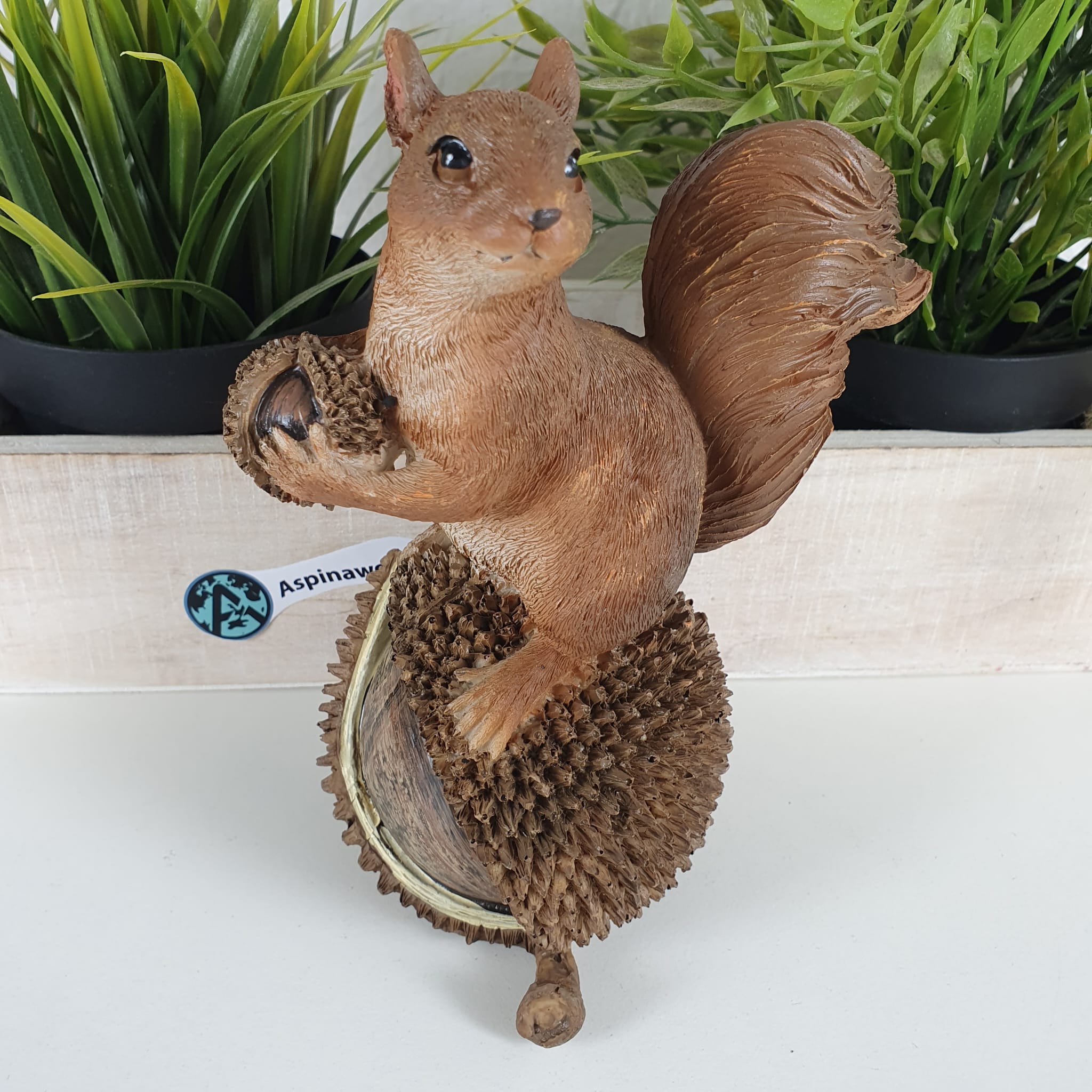 Deko Eichhörnchen Figur auf Kastanie 17 cm
