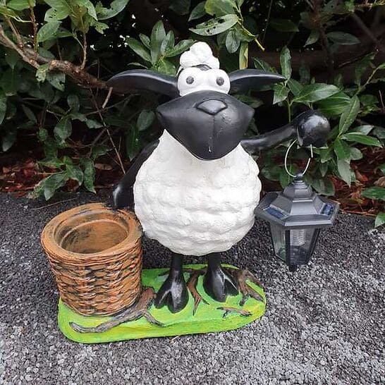 Gartenfigur Schaf Molly Figur mit Blumentopf und Laterne 45 cm