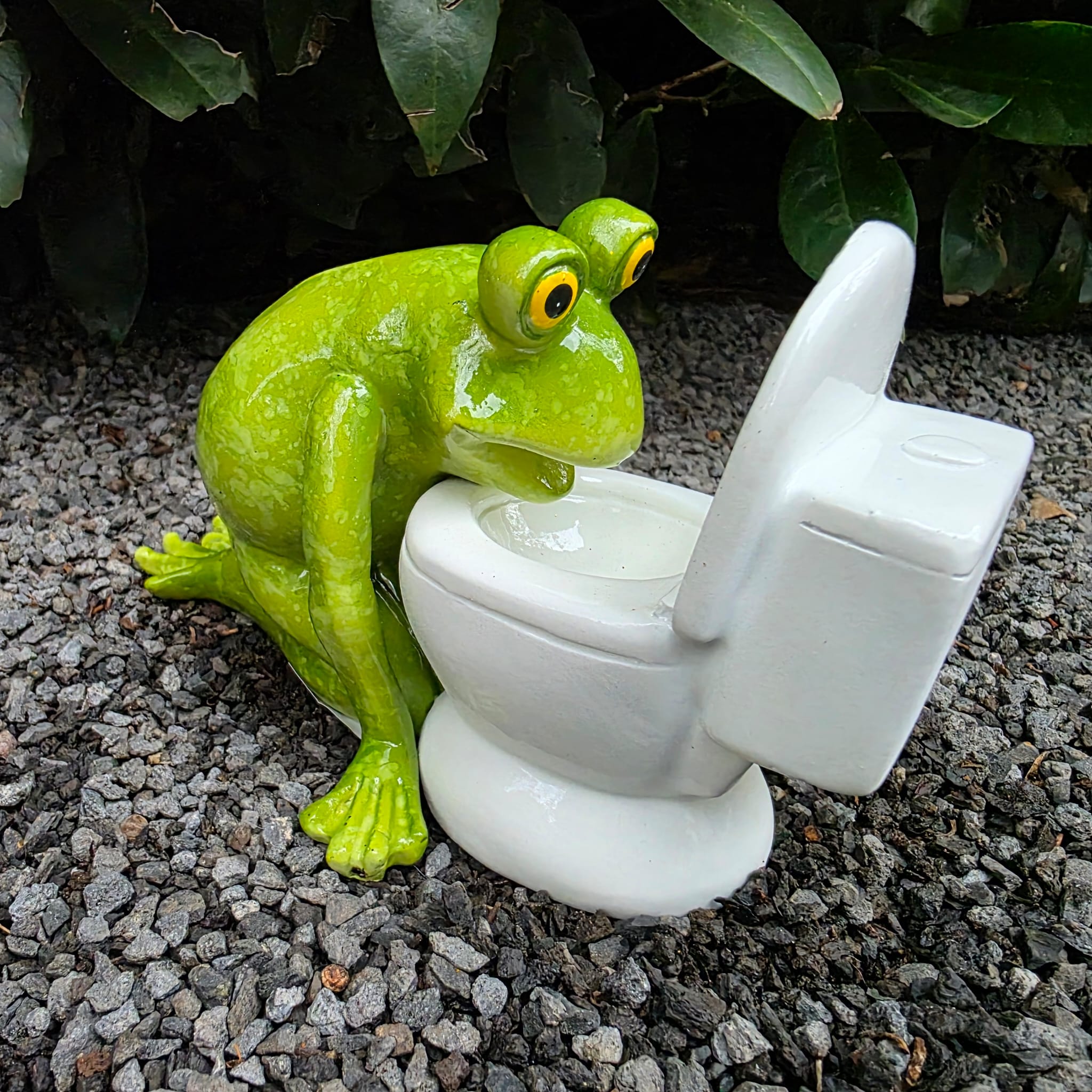 Gartenfigur Frosch Figur Spuckt ins Klo 11 cm