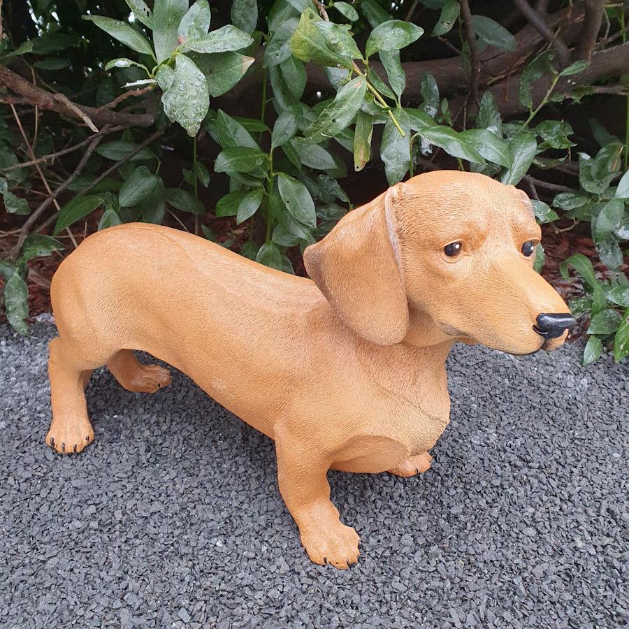 Gartenfigur stehende brauner Dackel Figur 30 cm
