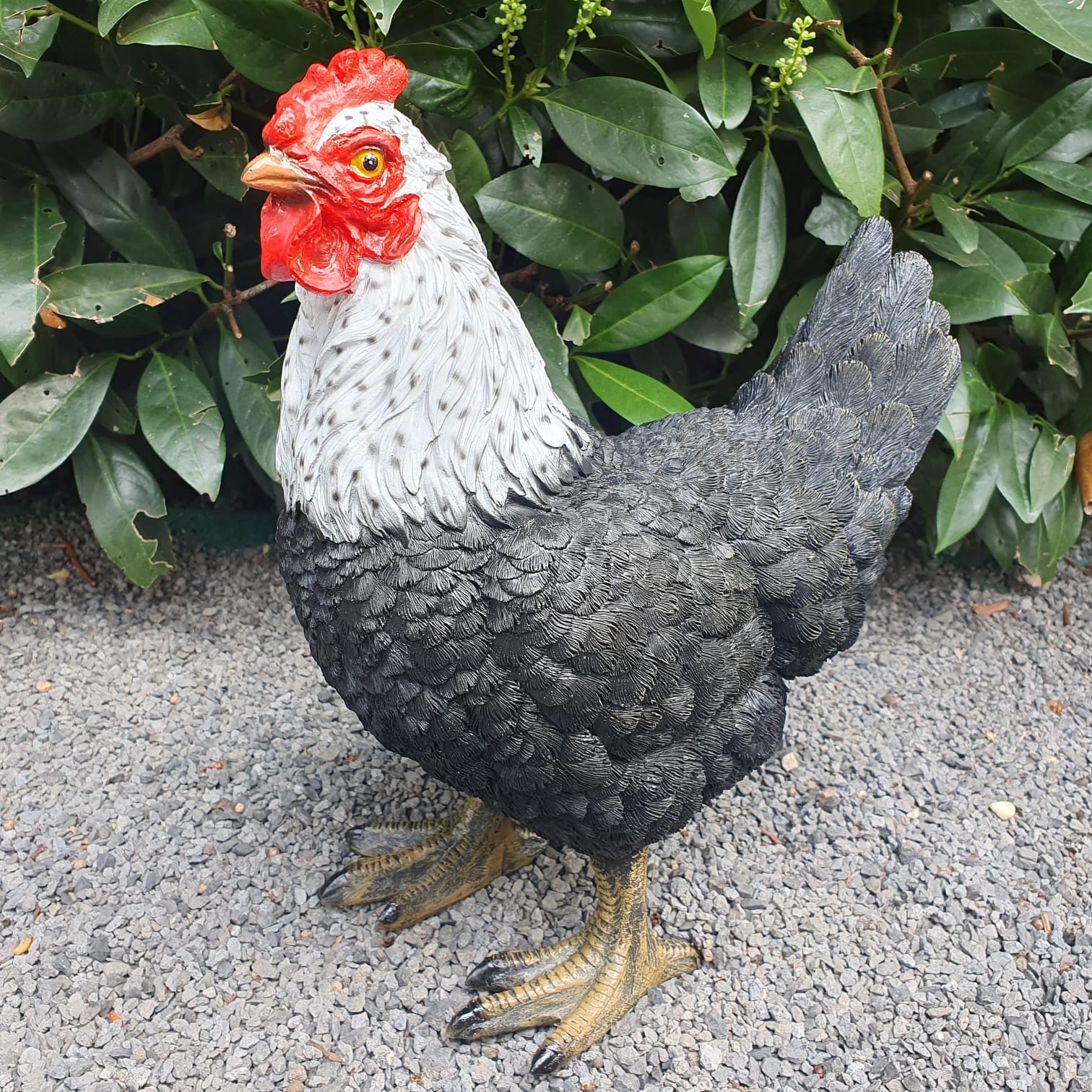 Gartenfigur stehende schwarz weiße Huhn Figur 31 cm