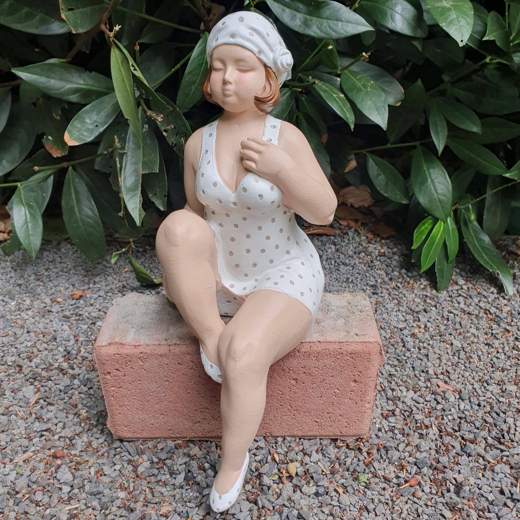 Badenixe Kantensitzer Gartenfigur weiß gepunktet 31 cm