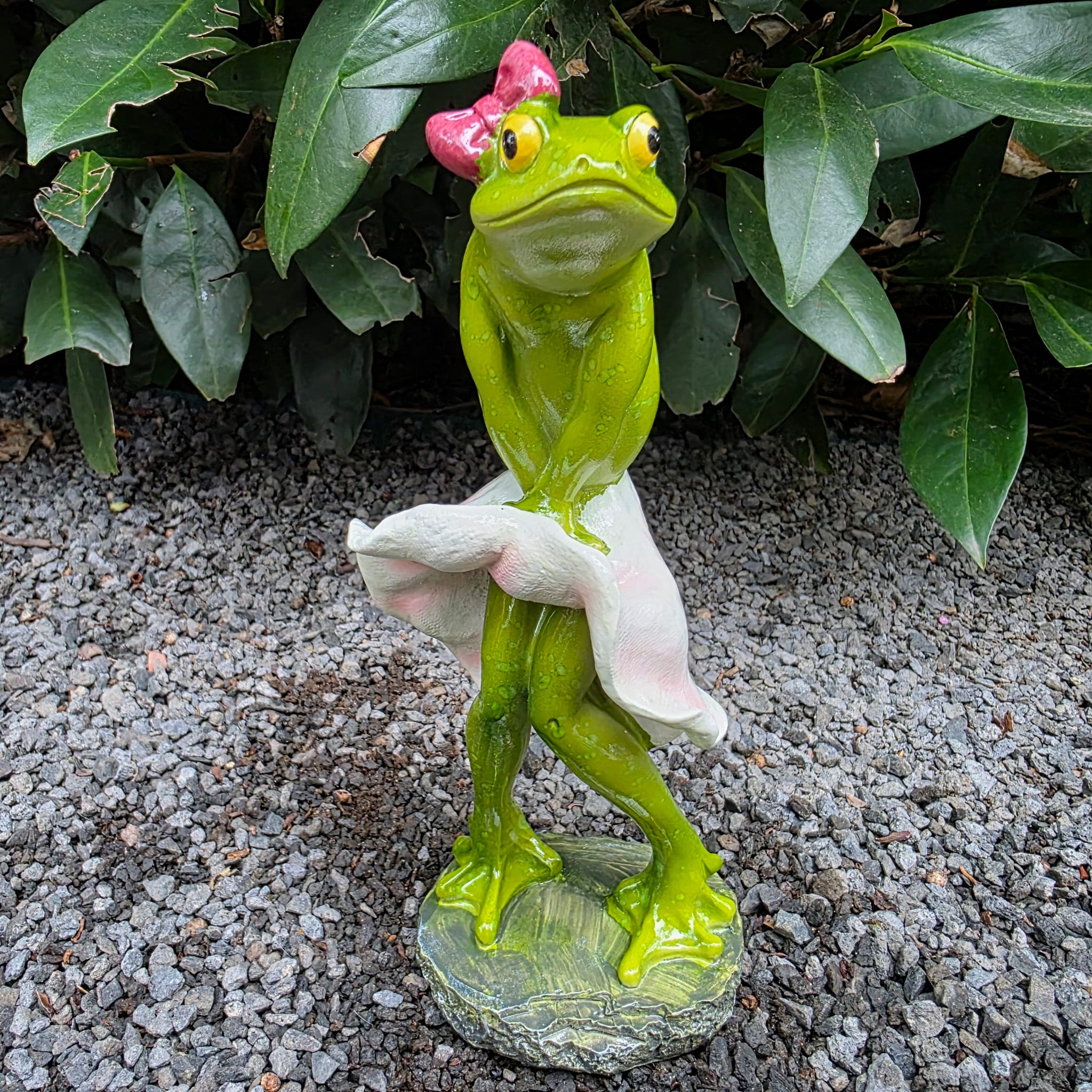 Gartenfigur Frosch Figur mit weißem Rock 19 cm