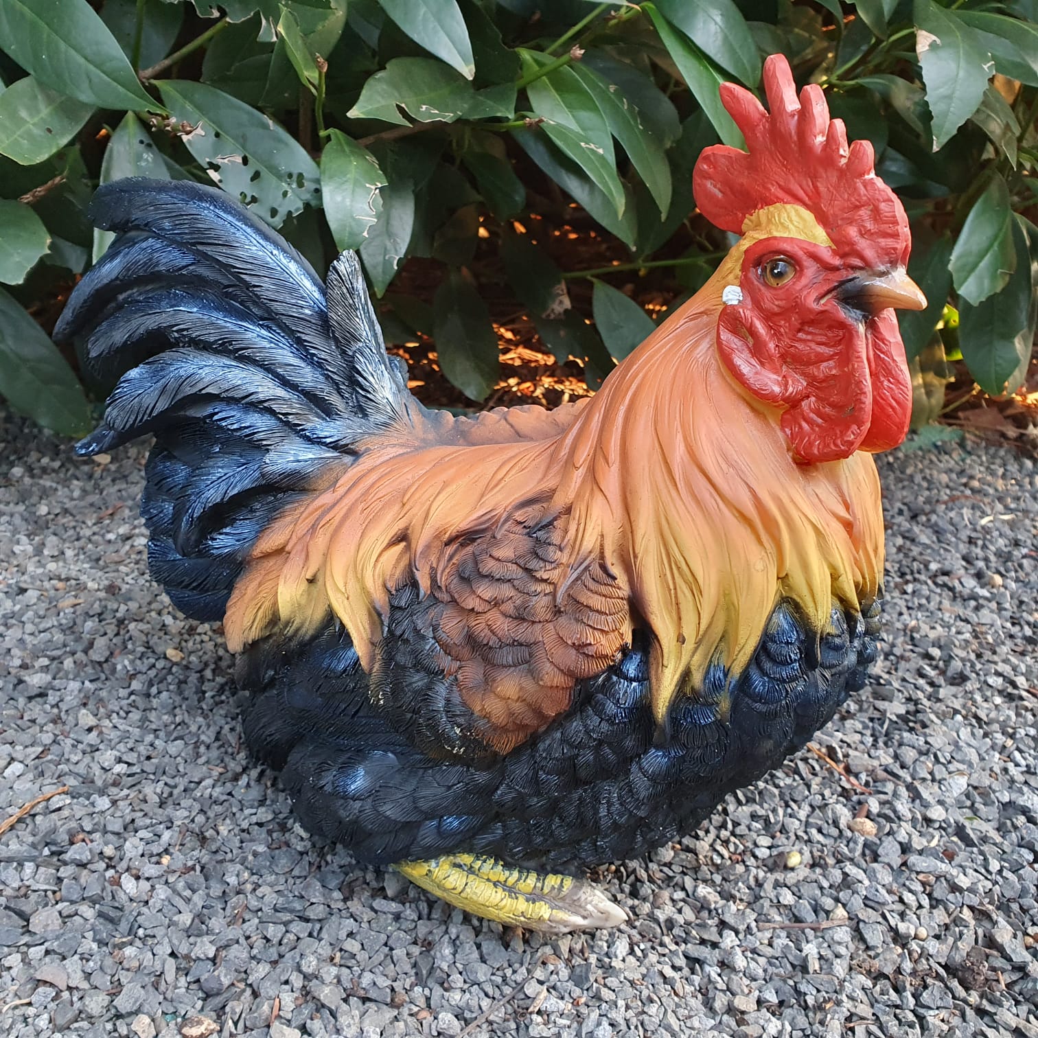 Gartenfigur sitzende Hahn Figur 25 cm