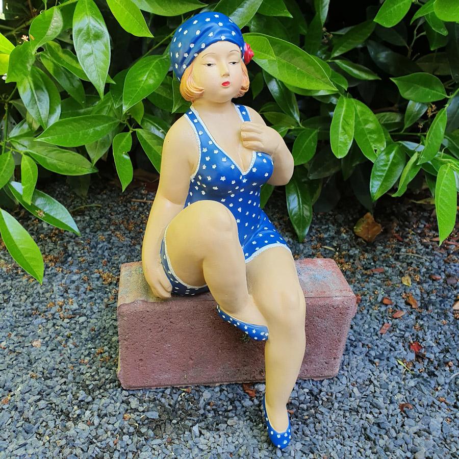 Badenixe Kantensitzer Gartenfigur blau rote Schleife 32 cm