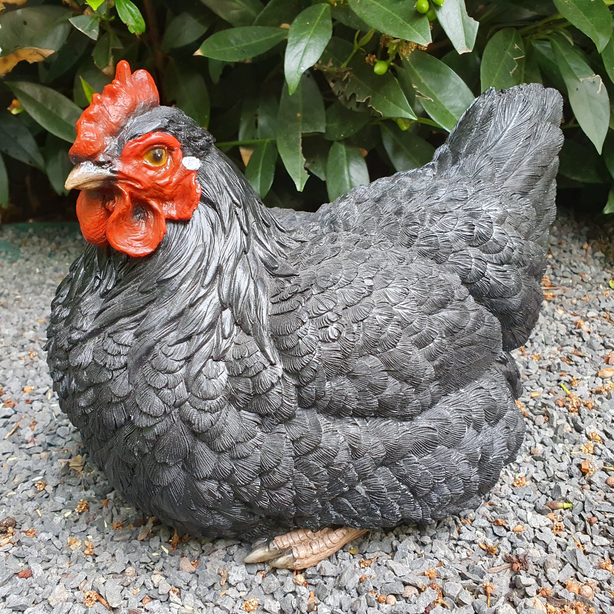 Gartenfigur sitzende schwarze Huhn Figur 21  cm
