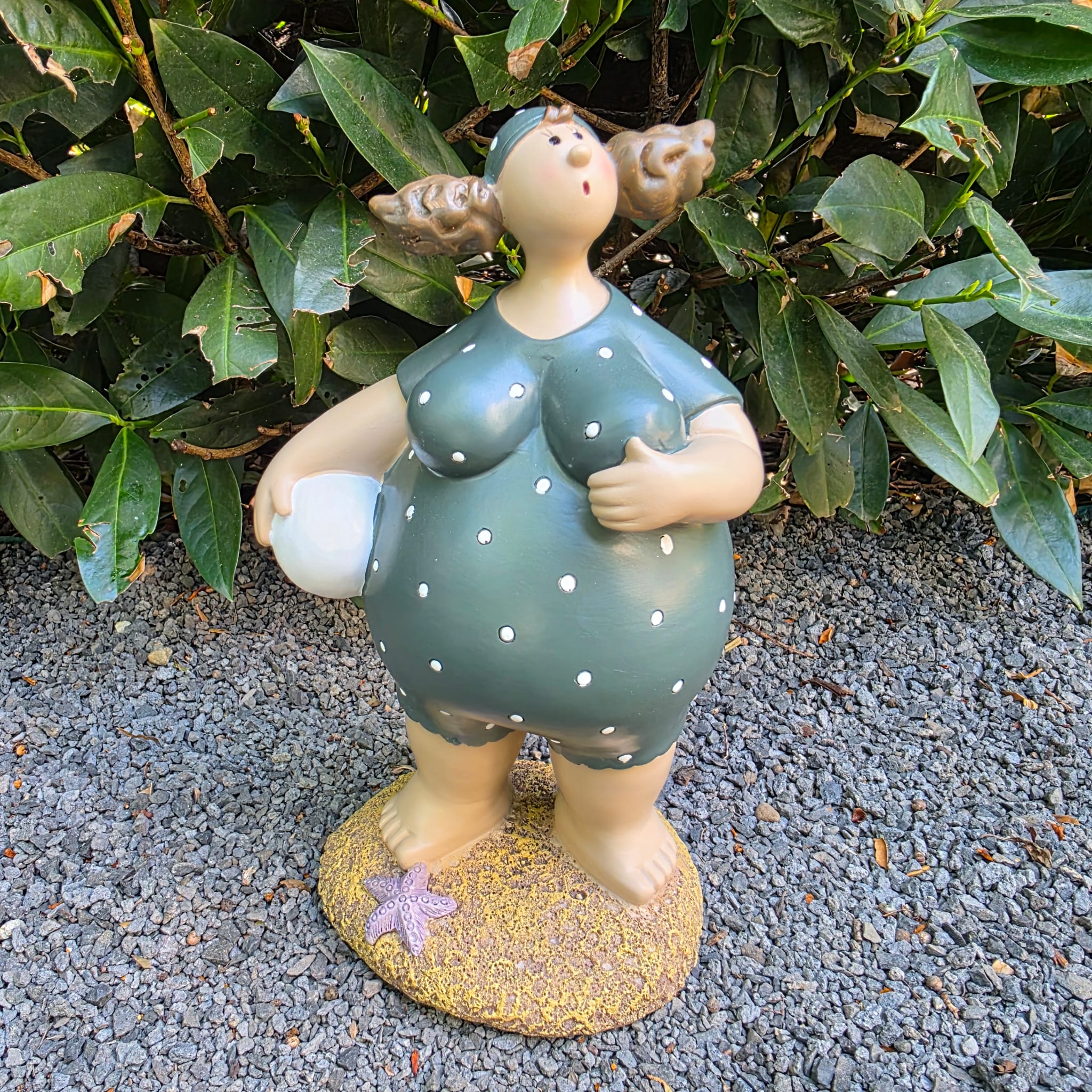 Gartenfigur steht Badenixe Figur im Sand mit ball in der Hand 26 cm grau