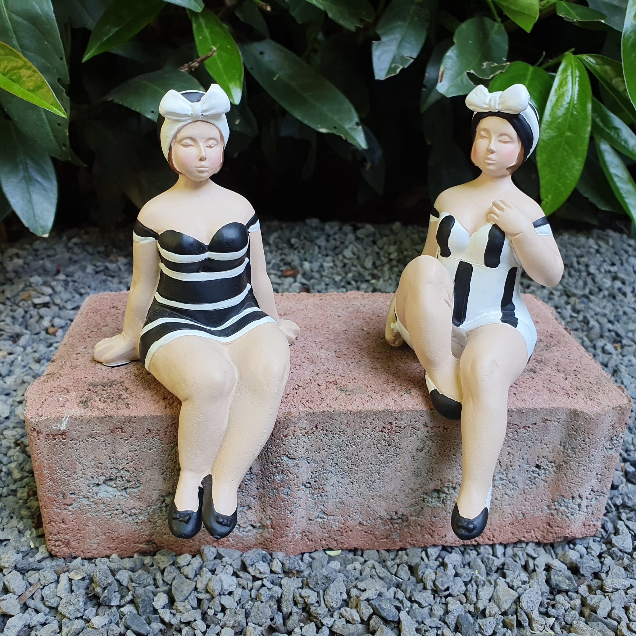 Schwarze Badenixe Kantensitzer 2er Set Gartenfigur 14 cm