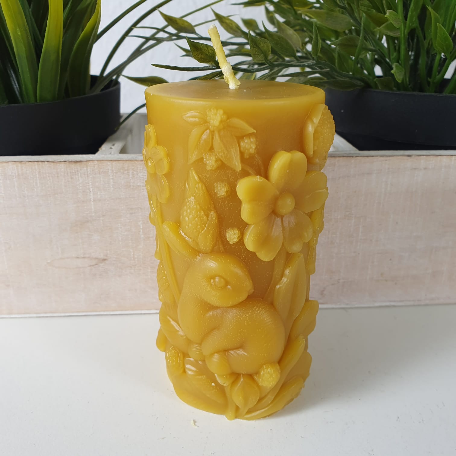 Bienenwachskerze Hasen Kerze auf Blumenwiese 10 cm